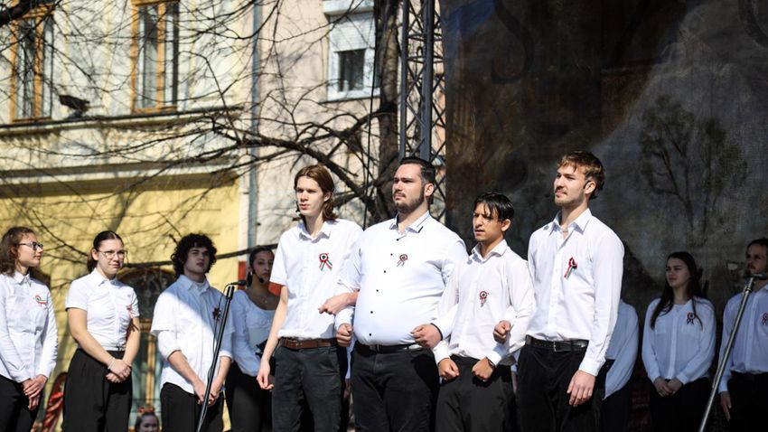 diákok ünnepi előadása a Kossuth téren