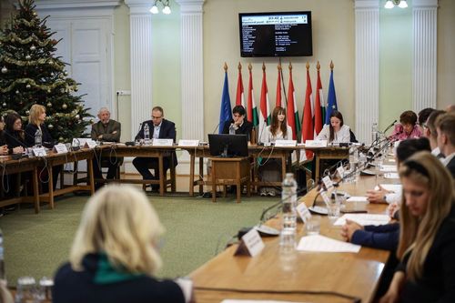 Beiktatták Szolnok új diákpolgármesterét, a Petőfis Szalaí Gyöngyi Rozinát