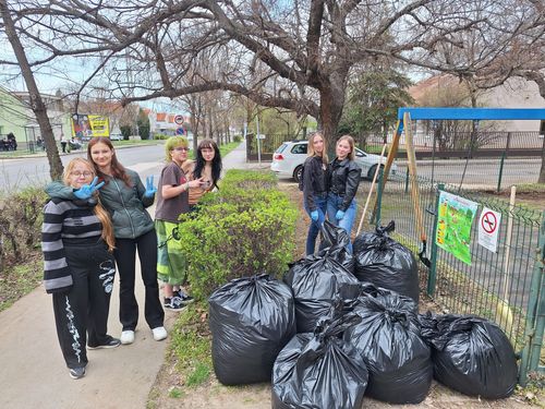 A Kreatív is örökbe fogadott egy játszóteret