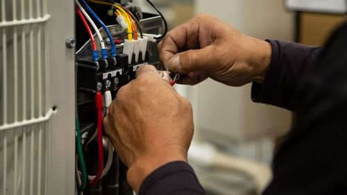 100-nál is több ingyenesen elérhető képzést kínál a Szolnoki Szakképzési Centrum